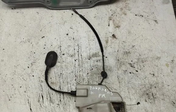 Volkswagen Touran I Front door lock loop/hook striker 