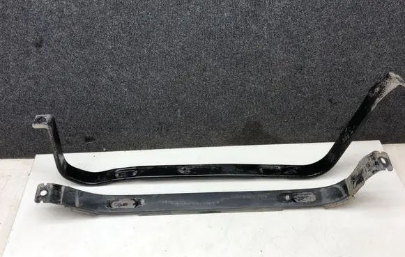Fuel tank mounting bracket
