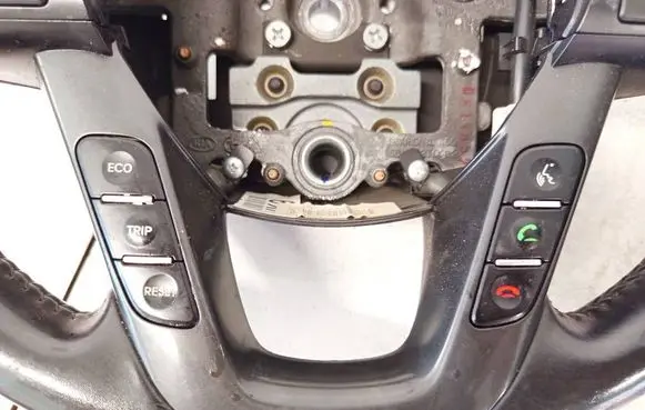 Steering wheel buttons/switches