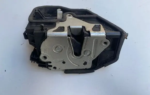 BMW X3 E83 Front door lock A046998 7167076