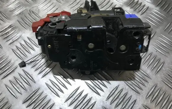 Volkswagen Golf V Front door lock 3d2837015