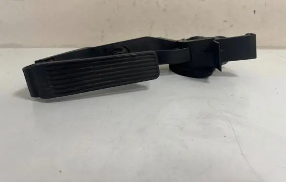 Mercedes-Benz C W203 Accelerator throttle pedal A2033000104