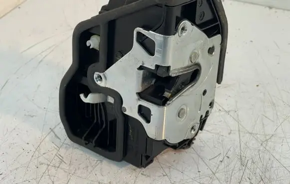 BMW X3 F25 Front door lock 7318416