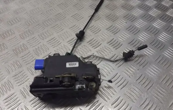 Volkswagen Polo IV 9N3 Front door lock 3B1837015AM