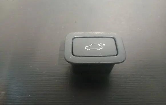 Volvo XC70 Tailgate/boot open switch button 31264960A
