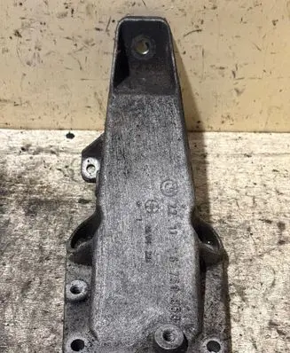 BMW 3 E46 Engine mounting bracket 6750853 22116750853