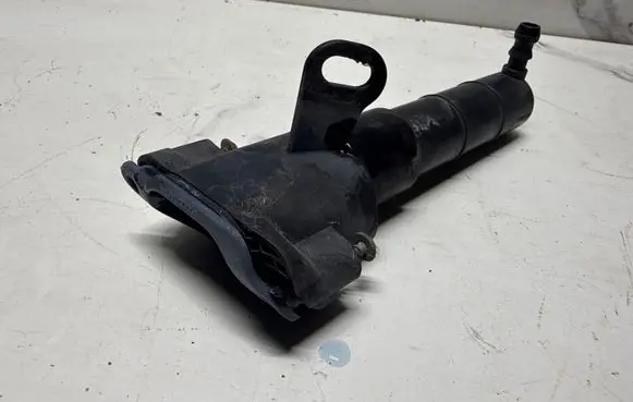 Volvo XC90 Headlight washer spray nozzle