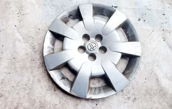 Toyota Avensis T250 R16 wheel hub/cap/trim 42602CA020