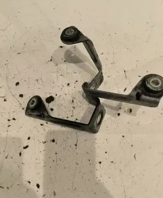 Volkswagen PASSAT B6 Gear shift cable bracket 1K0711789F