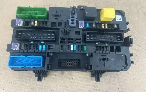 Opel Zafira C Fuse module 13268287 5DK00866925