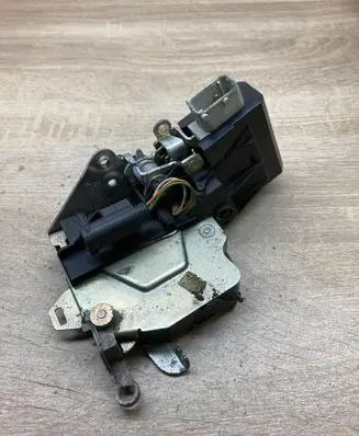 BMW 5 E39 Front door lock 8352165