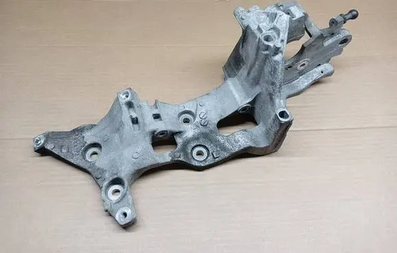 Volkswagen PASSAT B8 Generator/alternator bracket 04L903143B