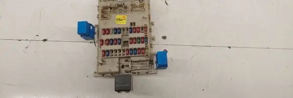Nissan Almera Tino Fuse module 243504U100 0810001