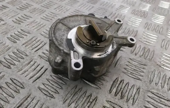 BMW 5 GT F07 Vacuum pump 8605976 11668605976