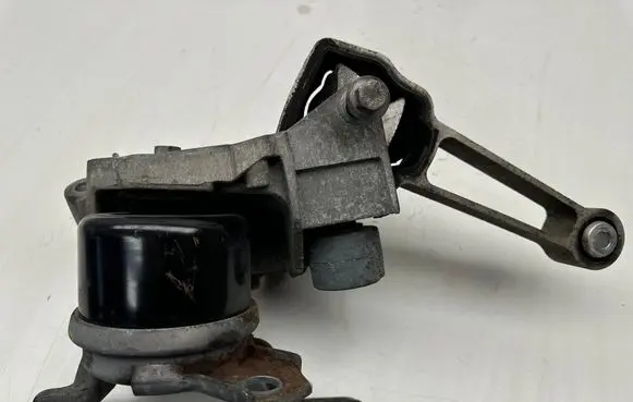 Volvo XC60 Engine mount bracket 30671245