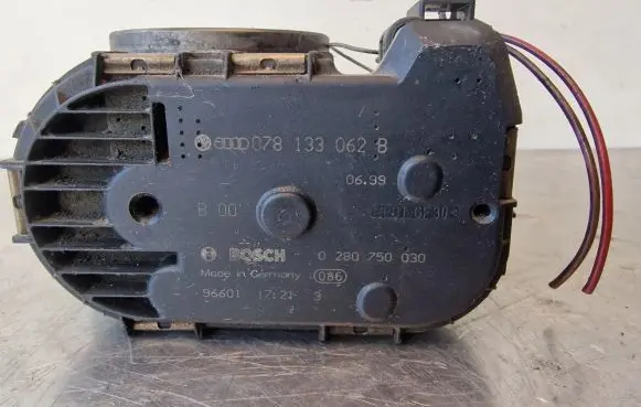 Audi A4 S4 B5 8D Throttle valve 078133062B