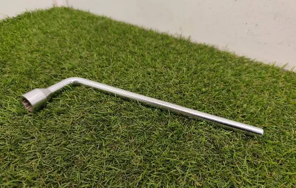 Mercedes-Benz ML W164 Wheel nut wrench A2215810001
