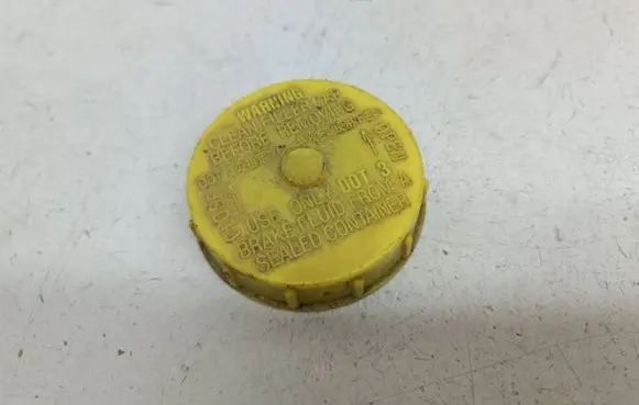 Nissan X-Trail T30 Brake fluid reservoir filler cap with level sensor 