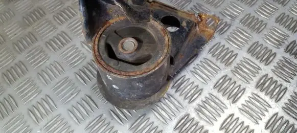Nissan X-Trail T30 Engine mount bracket