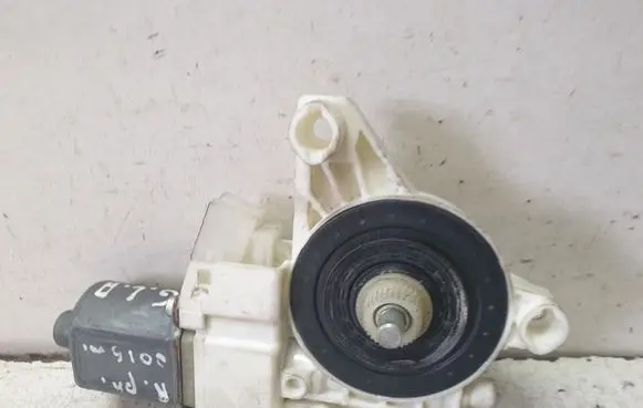 Mercedes-Benz GLA W156 X156 Front door window regulator motor A2469065200
