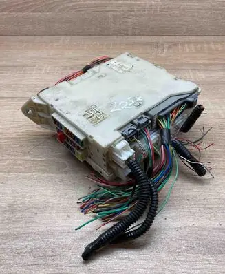 Toyota Auris 150 Fuse module 8273053130 5J110001