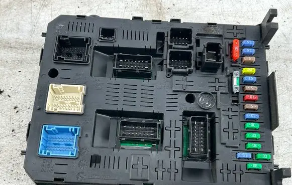 Peugeot 5008 Fuse module 