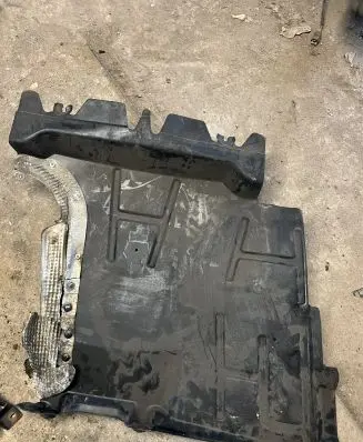 Jeep Grand Cherokee (WK) Engine splash shield/under tray