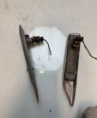 Front fender indicator light
