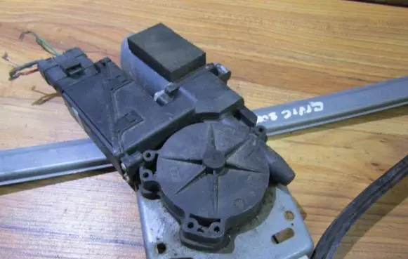 Honda Civic Front door window regulator motor 