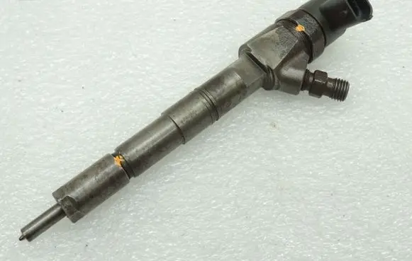 Opel Zafira C Fuel injector 55577668 8210140