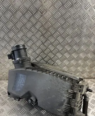 Volkswagen Touareg II Air filter box 7P0129601