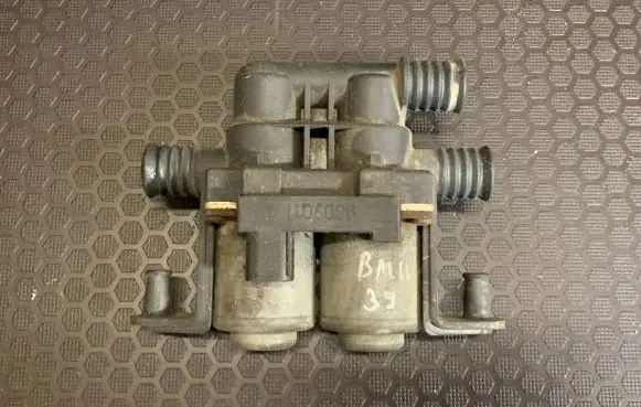 BMW 5 E39 Coolant heater control valve 1147412137 8374995