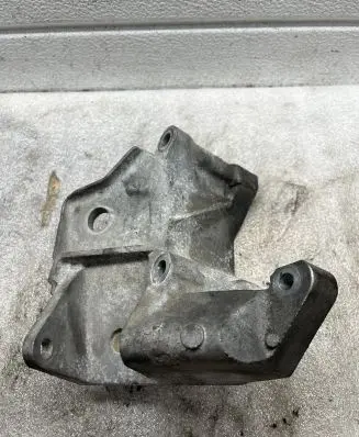 Volvo XC60 Engine mounting bracket