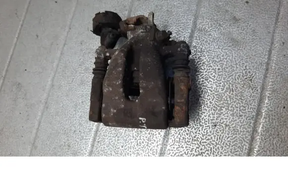 Opel Zafira A Rear brake caliper