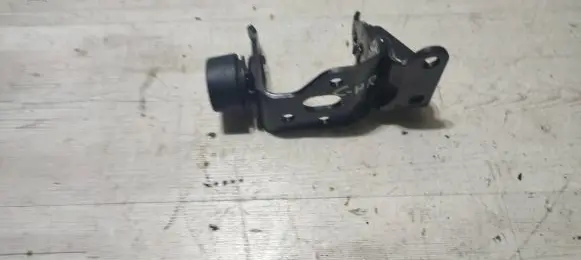 Toyota C-HR I Engine mounting bracket