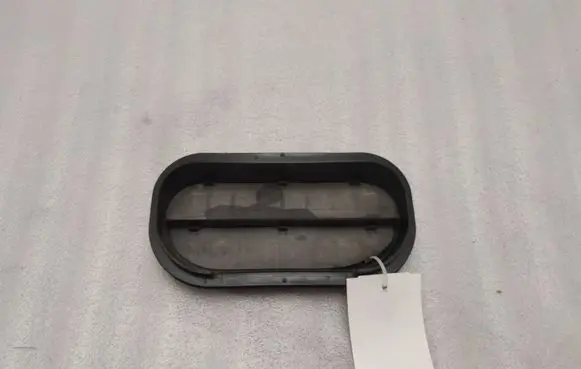 Quarter panel pressure vent