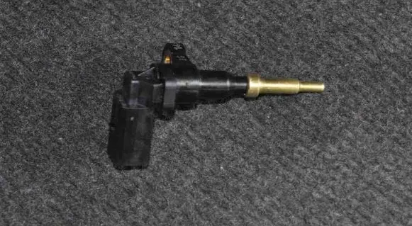 Volkswagen Jetta VI Oil temperature sensor 04E919501B