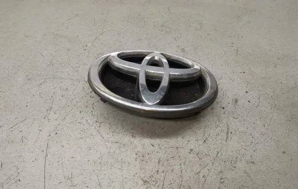 Toyota Corolla Verso E121 Manufacturer badge logo/emblem 7531113170