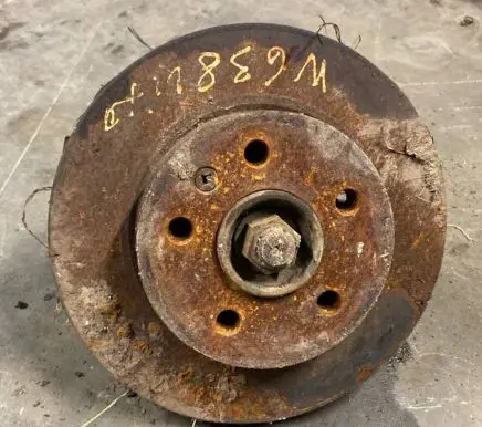 Mercedes-Benz Vito Viano W638 Front wheel hub spindle knuckle 6383320225 A6383320225