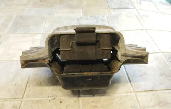 Volkswagen Touran I Engine mount bracket 1K0199555