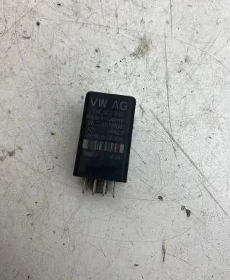Skoda Octavia Mk3 (5E) Glow plug pre-heat relay 04L907282
