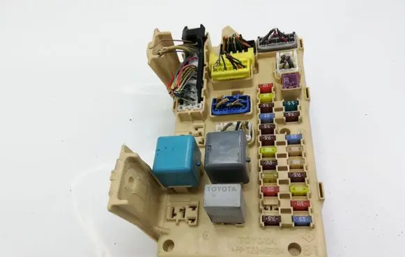 Toyota Corolla Verso E121 Fuse module 892210F020