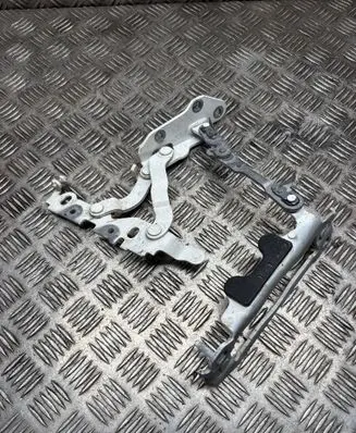 Engine bonnet/hood hinges