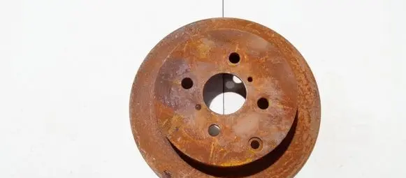 Toyota Yaris Rear brake disc neventiliuojamas
