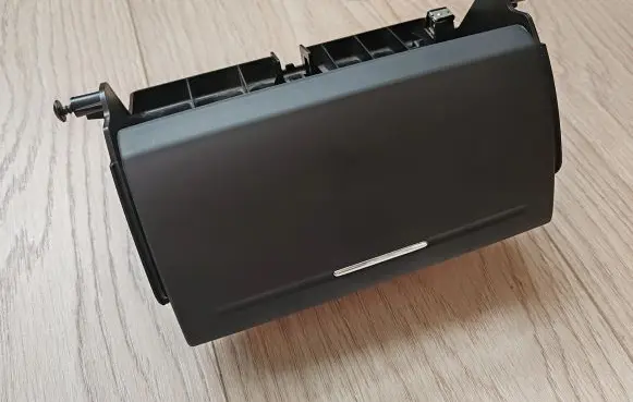 Glove box