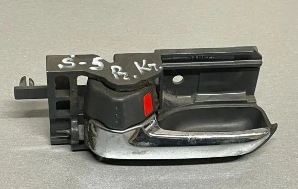 Suzuki Swift I Front door interior handle