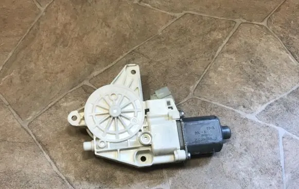 Mercedes-Benz C W204 Front door window regulator motor A2048200142