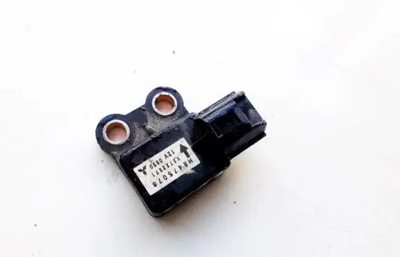 Mitsubishi Pajero Airbag deployment crash/impact sensor MR475078 X2T22371