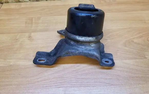 Volvo V70 Engine mount bracket