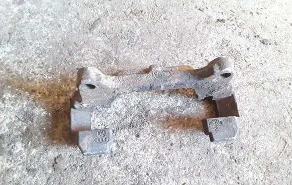 Volkswagen PASSAT B6 Front Brake Caliper Pad/Carrier NOCODE
